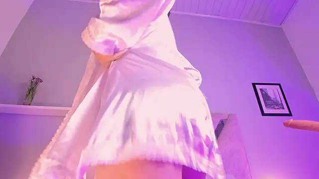 lyalee online show from 12/18/25, 08:01