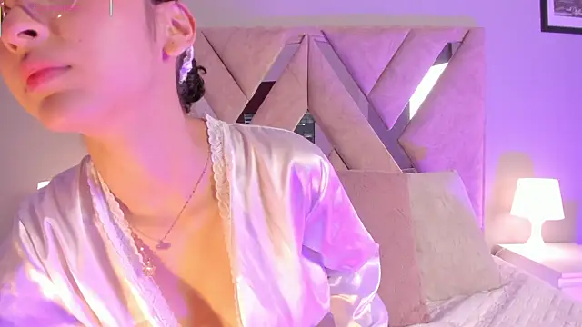 lyalee online show from 11/30/25, 12:17