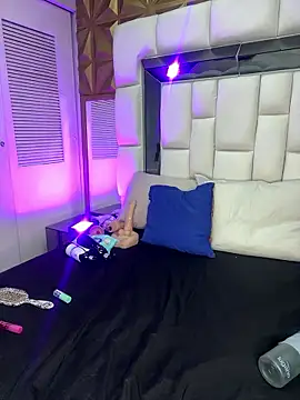 Snapshot of violet_milleer chatting on 01/15/26, 07:50 violet milleer online show from 01/15/26, 07:50