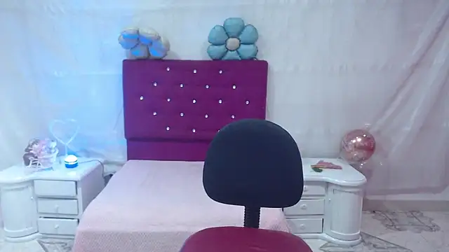 Snapshot of SaharaJohson chatting on 10/20/25, 02:02 SaharaJohson online show from 10/20/25, 02:02