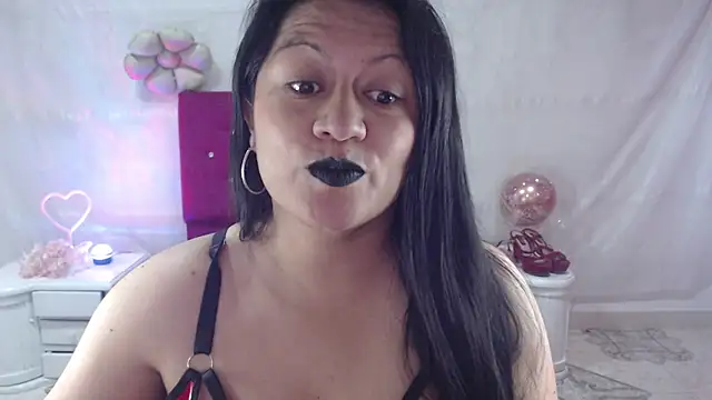 Snapshot of SaharaJohson chatting on 10/18/25, 04:36 SaharaJohson online show from 10/18/25, 04:36