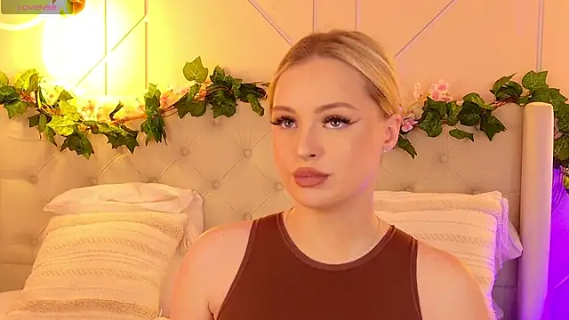 Snapshot of EllyLinn chatting on 03/23/26, 05:02 EllyLinn online show from 03/23/26, 05:02