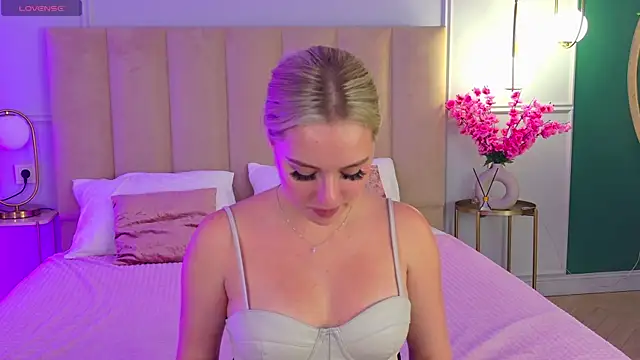 Snapshot of EllyLinn chatting on 11/14/25, 05:05 EllyLinn online show from 11/14/25, 05:05