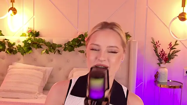 Snapshot of EllyLinn chatting on 03/17/26, 05:16 EllyLinn online show from 03/17/26, 05:16