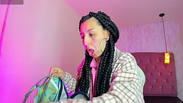 Snapshot of Iris__77 chatting on 11/25/25, 11:10 Iris 77 online show from 11/25/25, 11:10