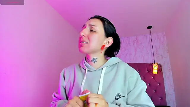 Snapshot of Iris__77 chatting on 11/18/25, 11:35 Iris 77 online show from 11/18/25, 11:35