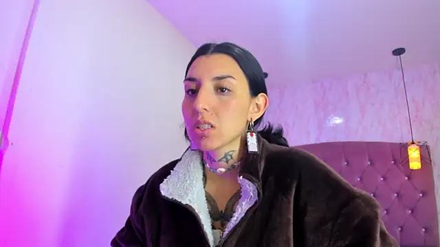 Snapshot of Iris__77 chatting on 10/24/25, 05:23 Iris 77 online show from 10/24/25, 05:23