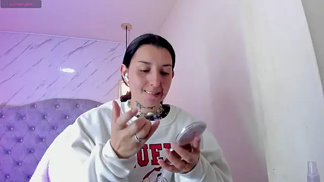 Snapshot of Iris__77 chatting on 10/12/25, 07:04 Iris 77 online show from 10/12/25, 07:04