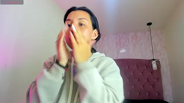 Snapshot of Iris__77 chatting on 10/27/25, 06:42 Iris 77 online show from 10/27/25, 06:42