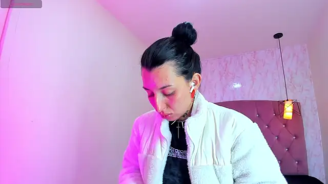 Snapshot of Iris__77 chatting on 11/17/25, 11:47 Iris 77 online show from 11/17/25, 11:47