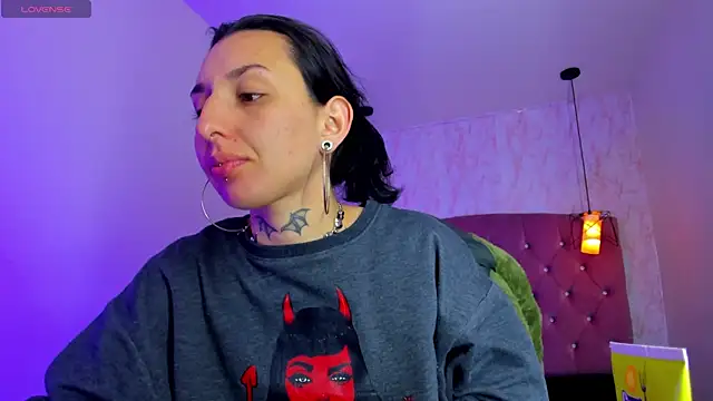 Snapshot of Iris__77 chatting on 11/21/25, 11:31 Iris 77 online show from 11/21/25, 11:31