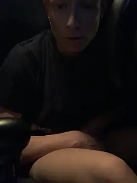 GoldenPussy1329 online show from 11/05/25, 10:02