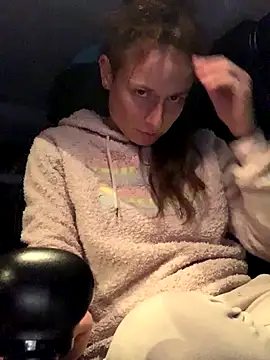 GoldenPussy1329 online show from 10/27/25, 09:16