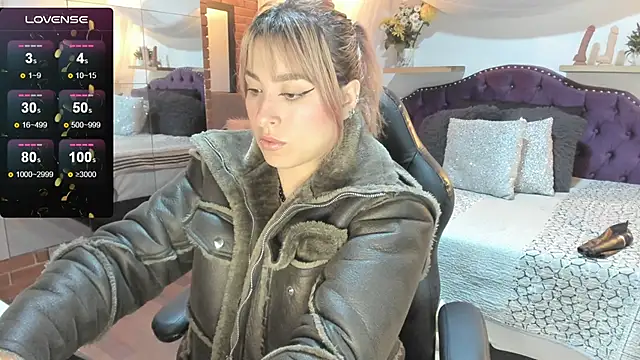 sophialyh 1 online show from 11/20/25, 12:39