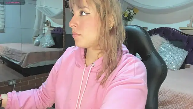 sophialyh 1 online show from 10/25/25, 12:39