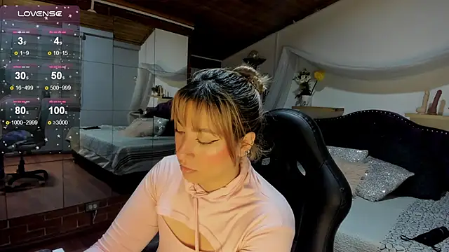 sophialyh 1 online show from 11/26/25, 12:27