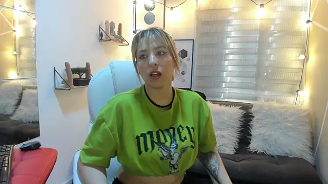 sophialyh 1 online show from 11/27/25, 12:38