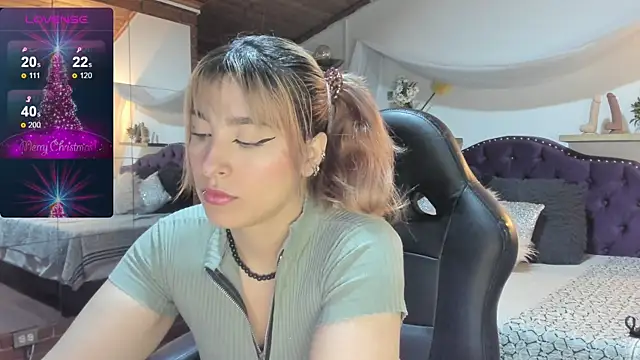 sophialyh 1 online show from 12/04/25, 12:48