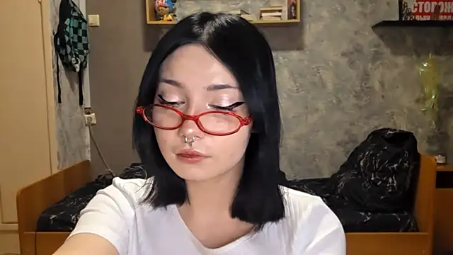 Snapshot of Beeping_Creature chatting on 12/15/25, 04:24 Beeping Creature online show from 12/15/25, 04:24