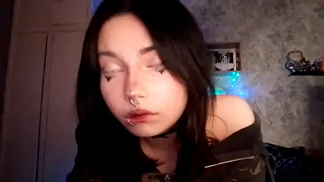 Snapshot of Beeping_Creature chatting on 10/17/25, 05:37 Beeping Creature online show from 10/17/25, 05:37