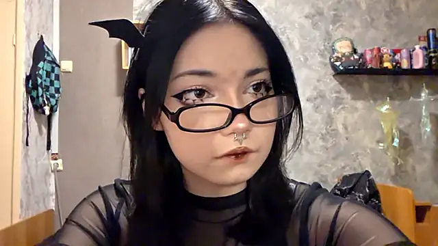 Snapshot of Beeping_Creature chatting on 11/17/25, 04:00 Beeping Creature online show from 11/17/25, 04:00