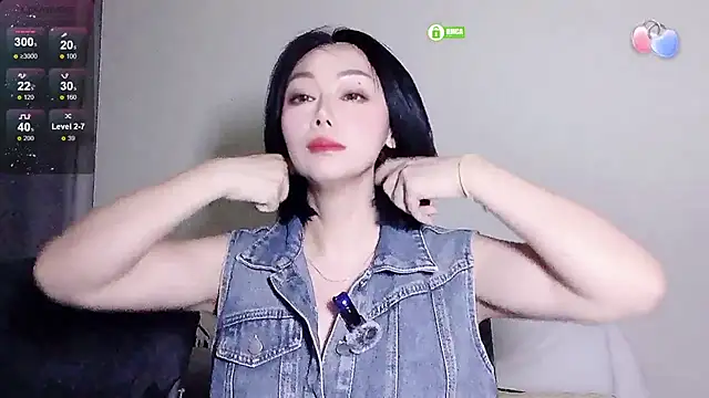 Snapshot of Smile-- chatting on 10/06/25, 10:27 Smile-- online show from 10/06/25, 10:27