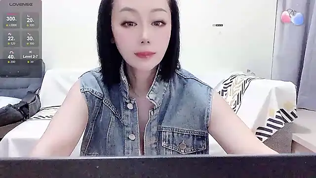 Snapshot of Smile-- chatting on 10/18/25, 12:40 Smile-- online show from 10/18/25, 12:40