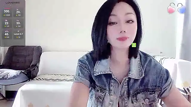Snapshot of Smile-- chatting on 10/15/25, 02:32 Smile-- online show from 10/15/25, 02:32