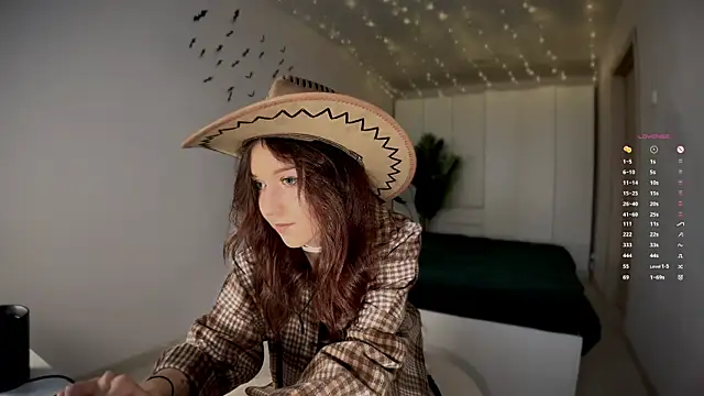 Snapshot of monnymoon chatting on 10/31/25, 08:00 monnymoon online show from 10/31/25, 08:00