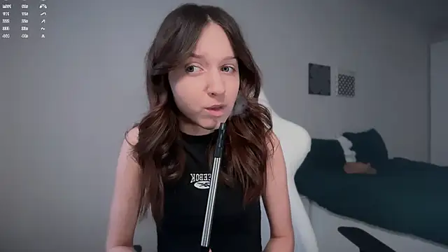 Snapshot of monnymoon chatting on 11/11/25, 08:20 monnymoon online show from 11/11/25, 08:20