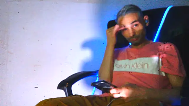 Snapshot of highinhtxx chatting on 02/18/26, 06:44 highinhtxx online show from 02/18/26, 06:44