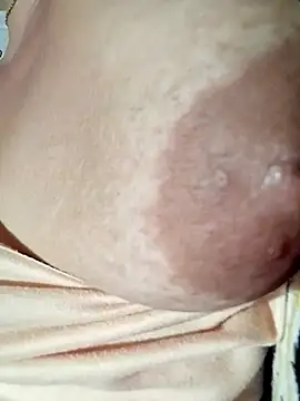 Hotmommax online show from 10/31/25, 07:43