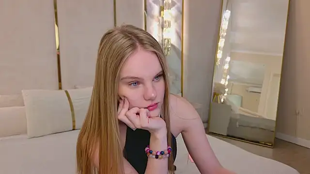 Snapshot of Lili_Lohan chatting on 08/06/26, 05:02 Lili Lohan online show from 08/06/26, 05:02