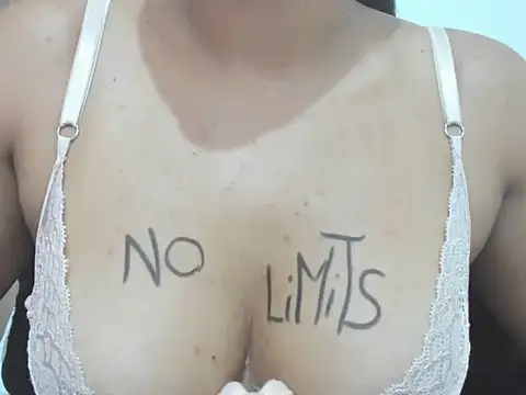 Snapshot of Valentinahot7 chatting on 10/22/25, 03:11 Valentinahot7 online show from 10/22/25, 03:11