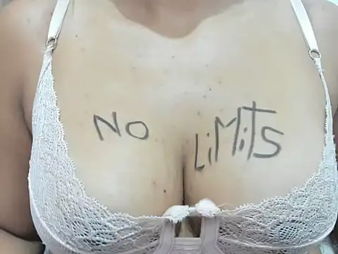 Snapshot of Valentinahot7 chatting on 10/23/25, 03:21 Valentinahot7 online show from 10/23/25, 03:21