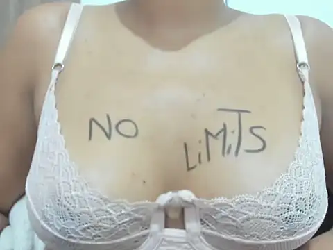 Snapshot of Valentinahot7 chatting on 10/24/25, 02:27 Valentinahot7 online show from 10/24/25, 02:27