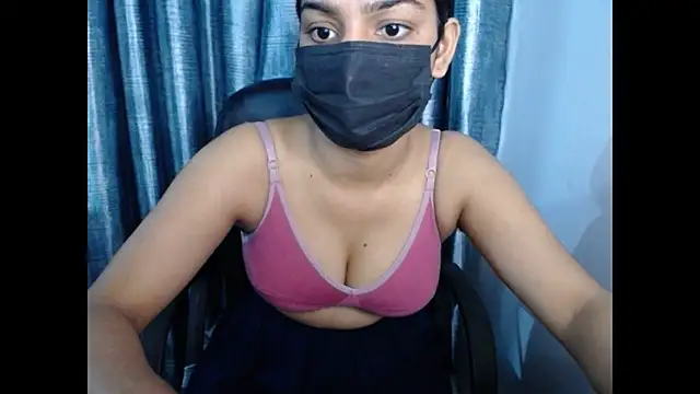 Snapshot of sexy_yuvi chatting on 10/10/25, 05:08 sexy yuvi online show from 10/10/25, 05:08