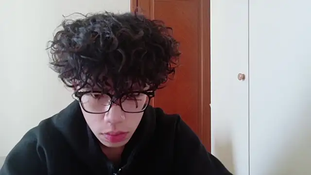 Snapshot of hangzi-0011 chatting on 10/23/25, 04:55 hangzi-0011 online show from 10/23/25, 04:55