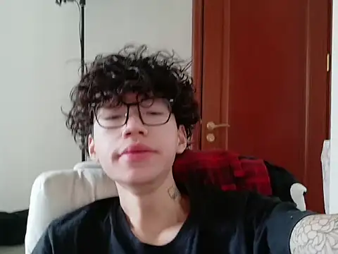 Snapshot of hangzi-0011 chatting on 09/30/25, 07:36 hangzi-0011 online show from 09/30/25, 07:36