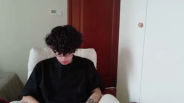 Snapshot of hangzi-0011 chatting on 10/19/25, 06:05 hangzi-0011 online show from 10/19/25, 06:05