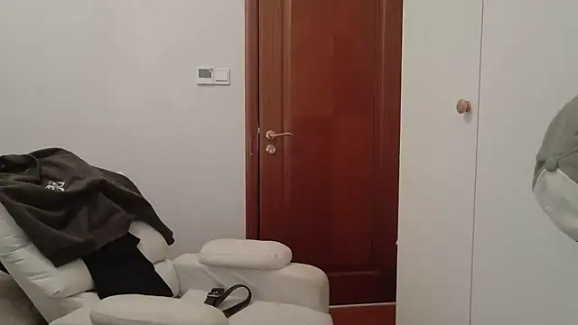 Snapshot of hangzi-0011 chatting on 10/13/25, 10:17 hangzi-0011 online show from 10/13/25, 10:17