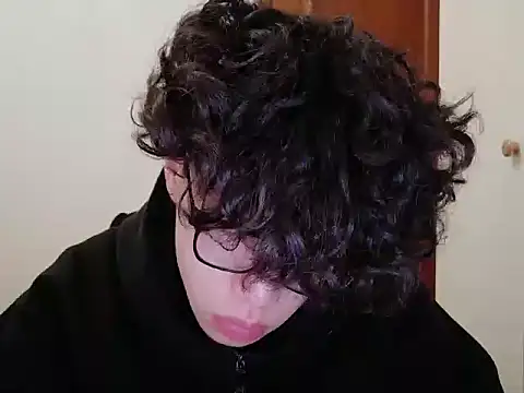 Snapshot of hangzi-0011 chatting on 11/02/25, 12:10 hangzi-0011 online show from 11/02/25, 12:10