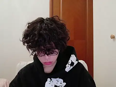 Snapshot of hangzi-0011 chatting on 10/31/25, 10:56 hangzi-0011 online show from 10/31/25, 10:56