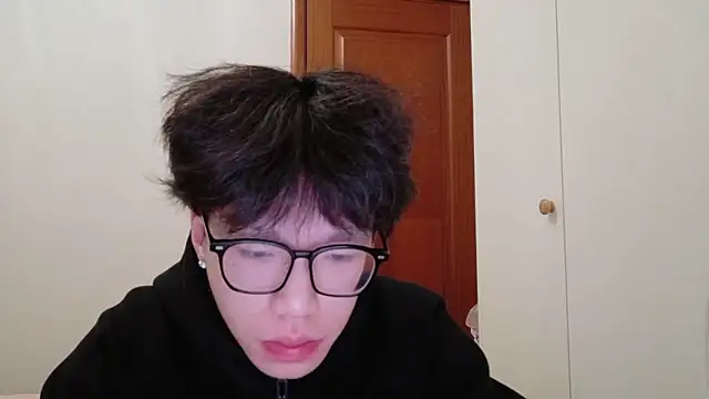 Snapshot of hangzi-0011 chatting on 11/20/25, 12:06 hangzi-0011 online show from 11/20/25, 12:06