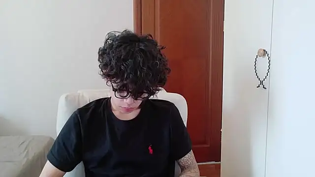 Snapshot of hangzi-0011 chatting on 10/15/25, 07:38 hangzi-0011 online show from 10/15/25, 07:38