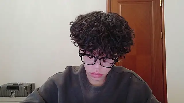 Snapshot of hangzi-0011 chatting on 10/04/25, 10:28 hangzi-0011 online show from 10/04/25, 10:28