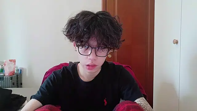 Snapshot of hangzi-0011 chatting on 10/17/25, 05:55 hangzi-0011 online show from 10/17/25, 05:55