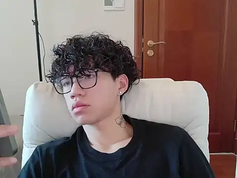 Snapshot of hangzi-0011 chatting on 10/01/25, 10:20 hangzi-0011 online show from 10/01/25, 10:20