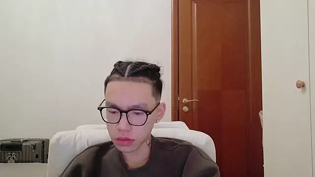 Snapshot of hangzi-0011 chatting on 10/09/25, 09:43 hangzi-0011 online show from 10/09/25, 09:43