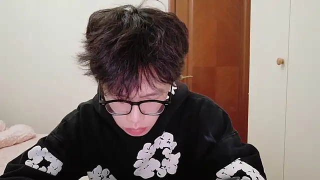 Snapshot of hangzi-0011 chatting on 11/06/25, 01:26 hangzi-0011 online show from 11/06/25, 01:26